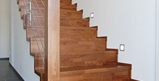 Moderne Holztreppe aus dunklem Holz