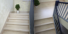 Helle Treppe aus Holz